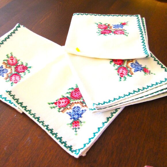 Handcrossstitched napkin/hanky with colorful rosebuds & Iris & edges. Set of 4 - Picture 8 of 8